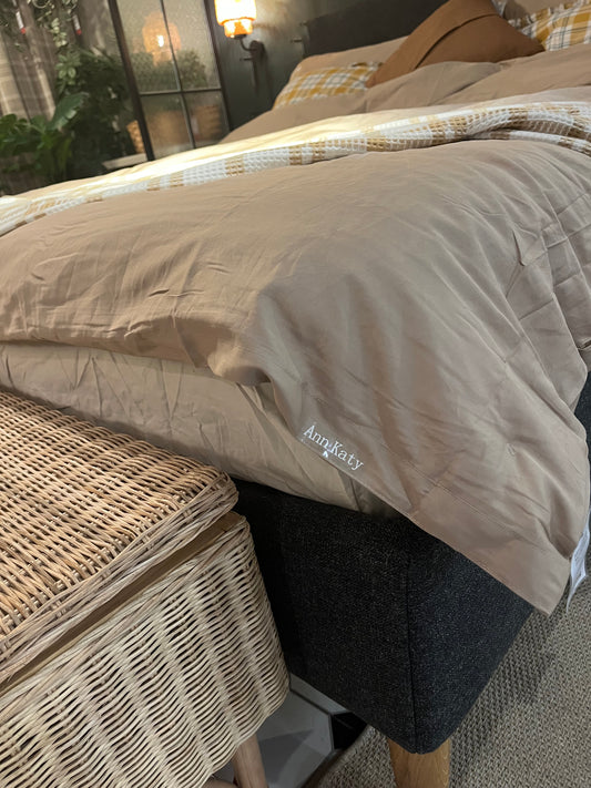 Ann katy Beige Queen Comforter Set - 4 Pieces Pinch Pleat Bed Set, Down Alternative Bedding Sets for All Season, 1 Comforter, 2 Pillowcases, 1 Decorative Pillow